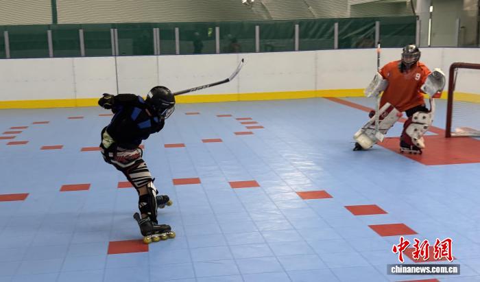 北京校园单排轮滑球队冲刺世运会 搭建冰轮融合