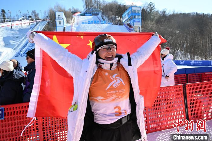 徐梦桃褪色头盔与熊诗芮雪板：两代冰雪健儿的
