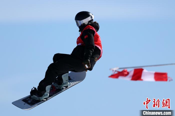 徐梦桃褪色头盔与熊诗芮雪板：两代冰雪健儿的