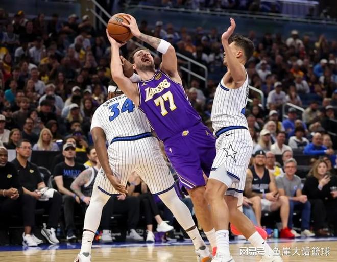 湖人逆转魔术肯纳德三分绝杀 裁判争议成胜负关