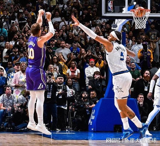 湖人逆转魔术肯纳德三分绝杀 裁判争议成胜负关