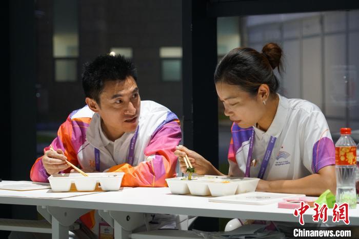 杭州高校夫妻档在亚运前线守护颁奖仪式：只能